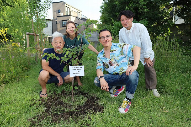 星美ホームでの記念植樹後に撮影されたレスリー・キー氏との集合写真