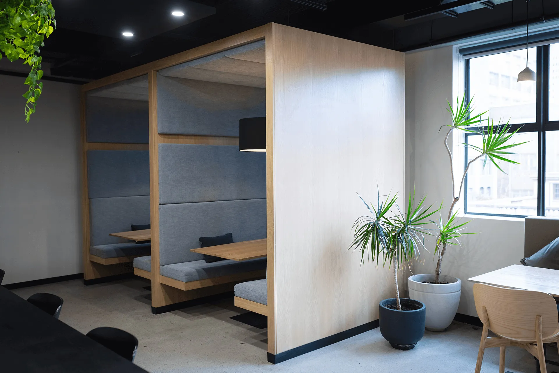 ABW／オフィス内や外などどこでも